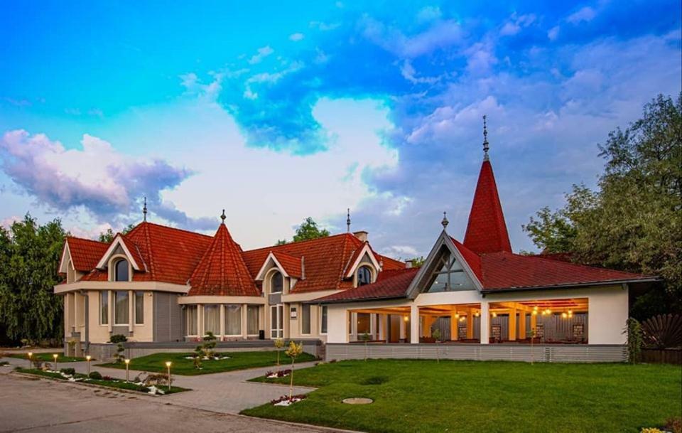 Hotel Castel Sfântu-Gheorghe エクステリア 写真
